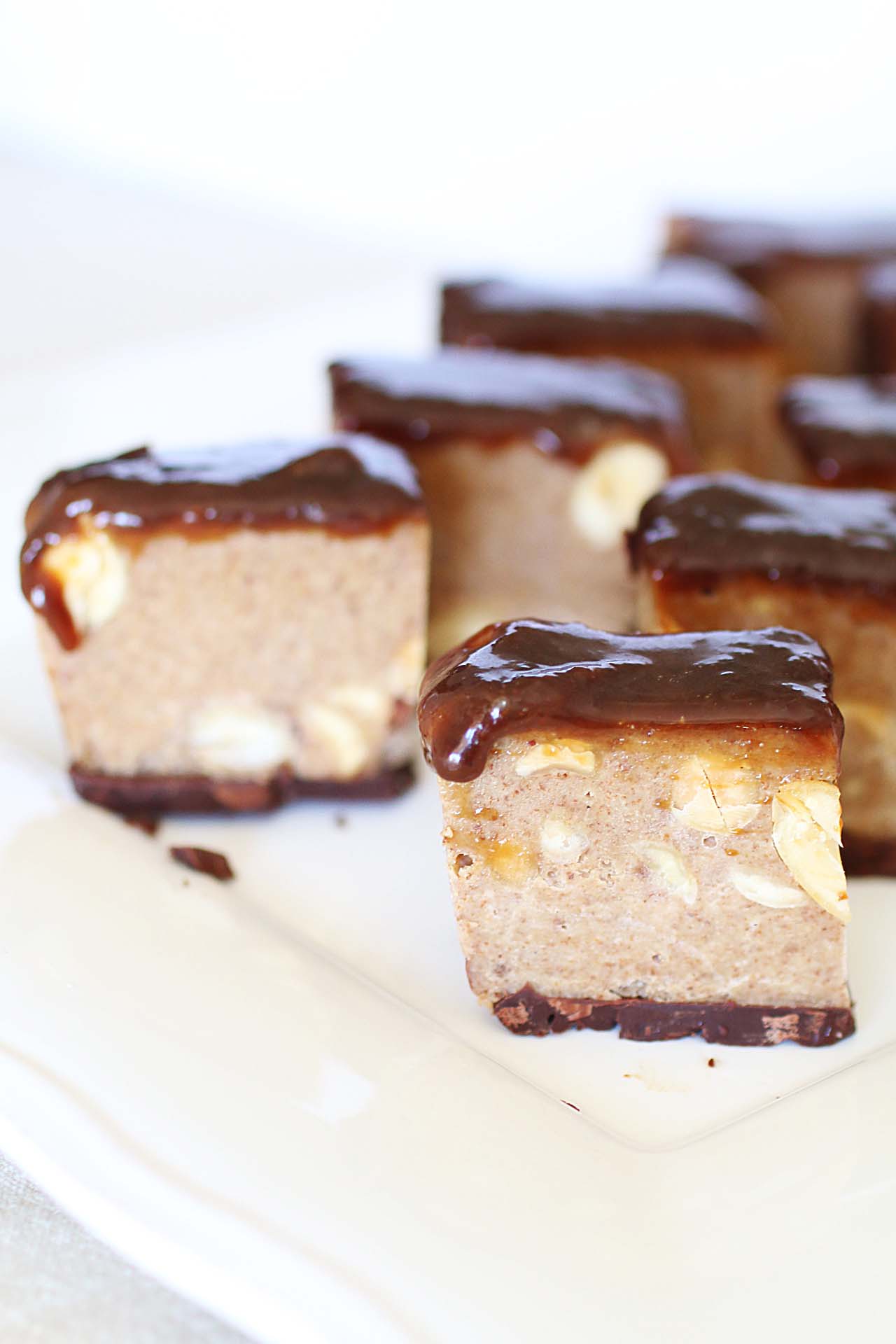 Quadrotti al Caramello e Cioccolato con Arachidi Salate Senza Cottura