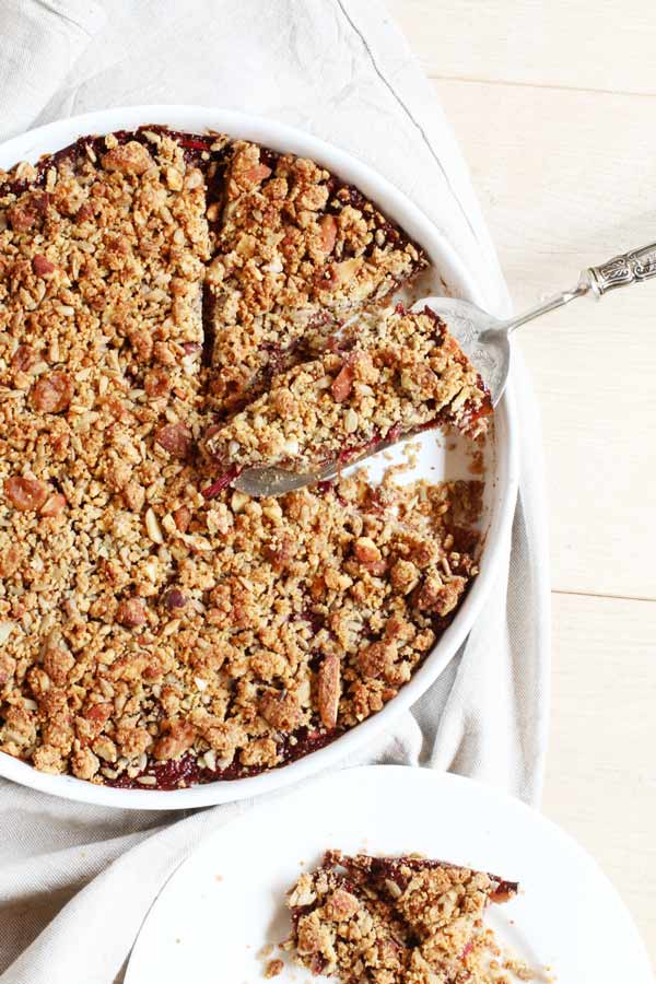 Crumble-senza-zucchero-con-marmellata-di-chia-e-fragole