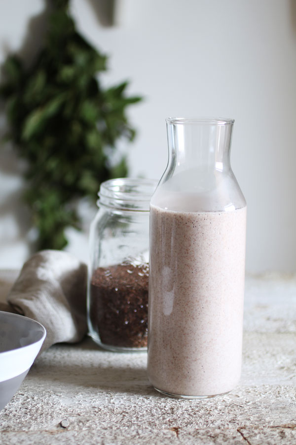 Il Latte Di Semi Di Lino nella bottiglia di vetro