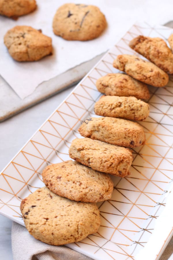 Biscotti con Farina di Chufa e Nocciole e Gocce di Cioccolato disposti su piattino