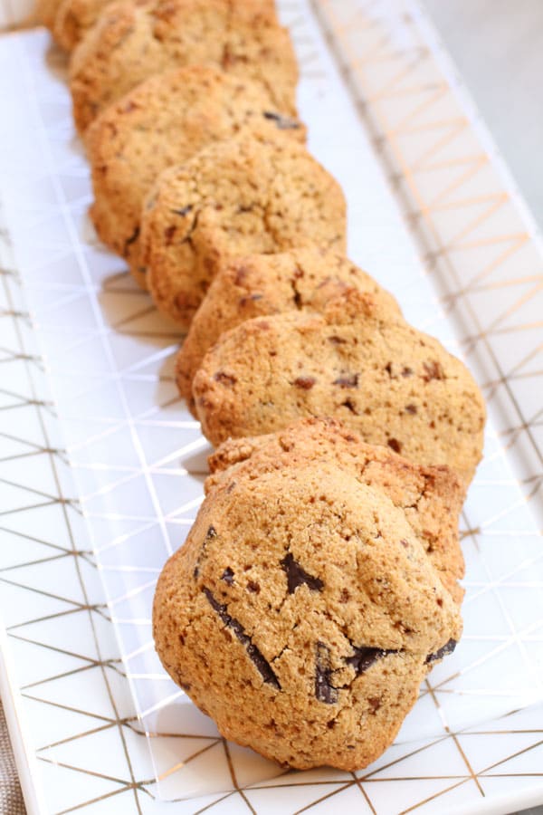 Biscotti con Farina di Chufa e Nocciole e Gocce di Cioccolato in primo piano