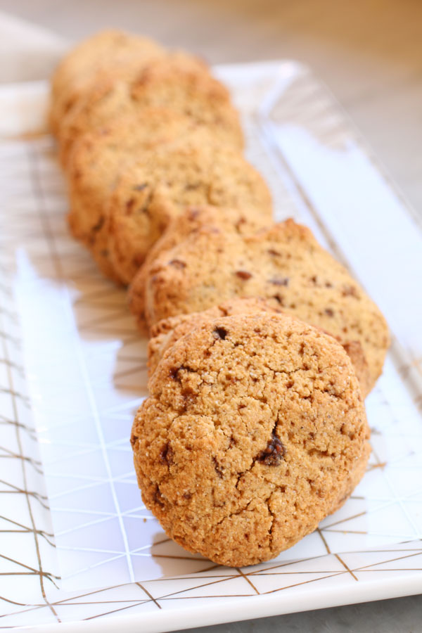 Biscotti con Farina di Chufa e Nocciole e Gocce di Cioccolato su piatto di portata