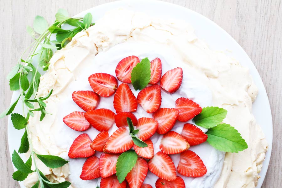 Pavlova Senza Zucchero con Fragole e Panna