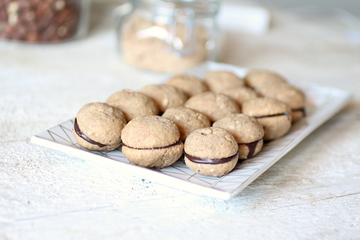 baci di dama in fila sul vassoio bianco 