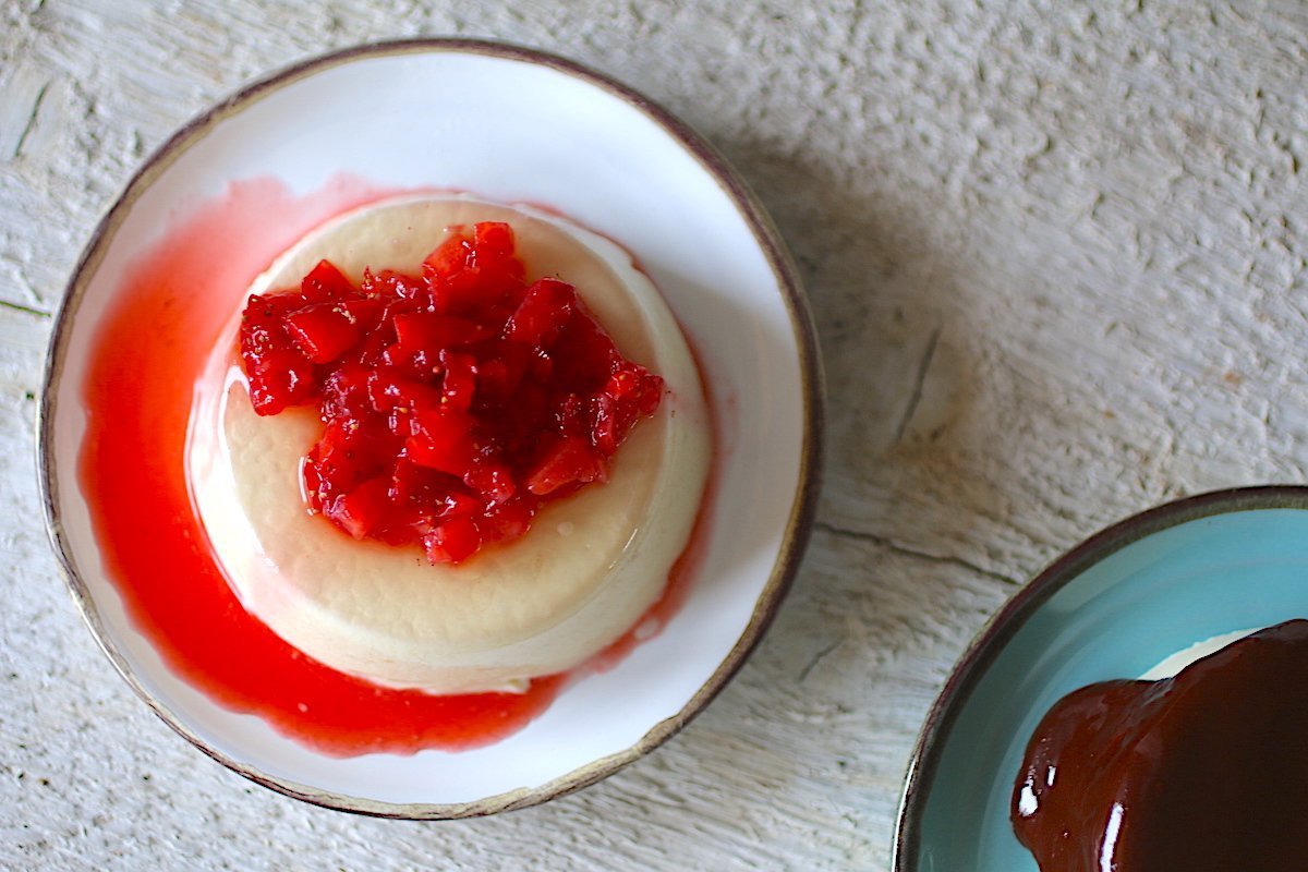 panna cotta cremosa senza zucchero alle fragole vista dall'alto
