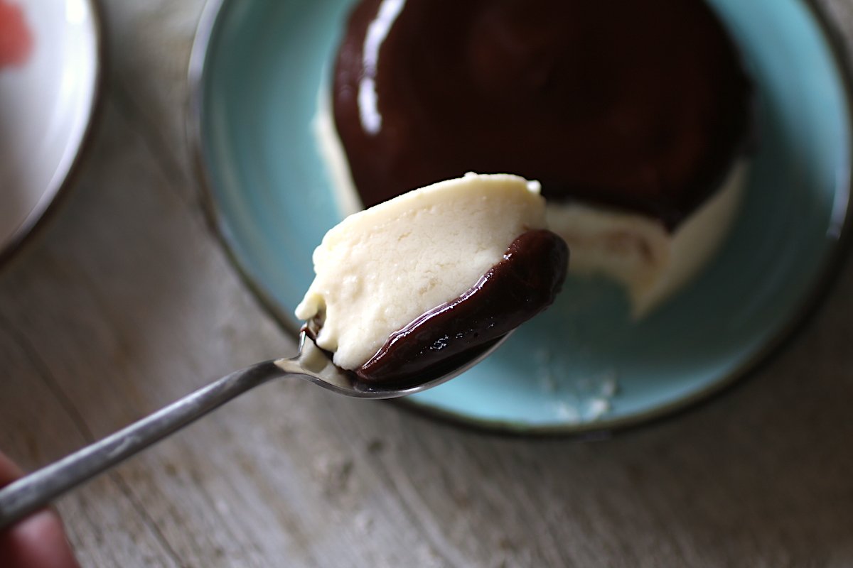 un cucchiaio colmo di panna cotta cremosa e densa con il cioccolato senza zucchero