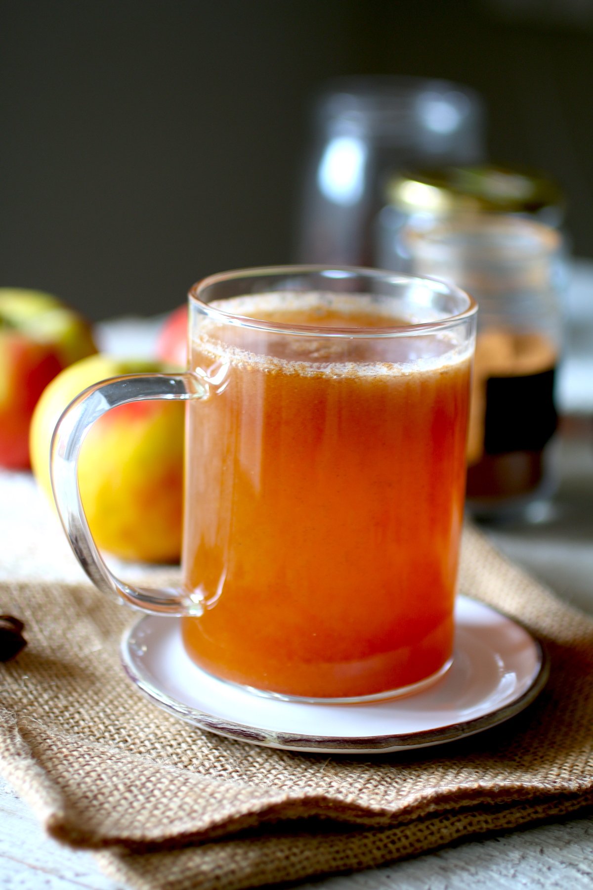 Tazza trasparente con il succo di mele e cannella